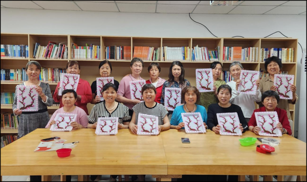 股票实盘配资平台 合肥磨店社区富郢社居委：巧手串珠乐，温情暖社区_大皖新闻 | 安徽网